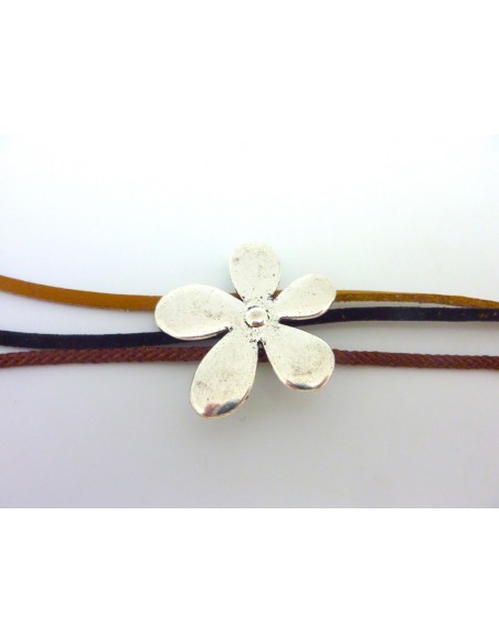 Perle fleur argenté en métal pour cordon 3mm à 3 trous Perle fleur argenté en métal pour cordon 3mm à 3 trous