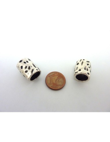 2 perles passant tube en métal argenté gravé et martelé