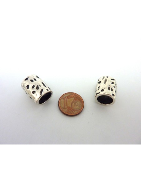 2 perles passant tube en métal argenté gravé et martelé 2 perles passant tube en métal argenté gravé et martelé