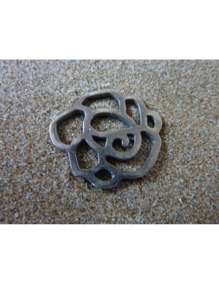 Estampe, pendentif fleur filigrane rose en métal argenté vieilli