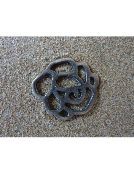 Estampe, pendentif fleur filigrane rose en métal argenté vieilli