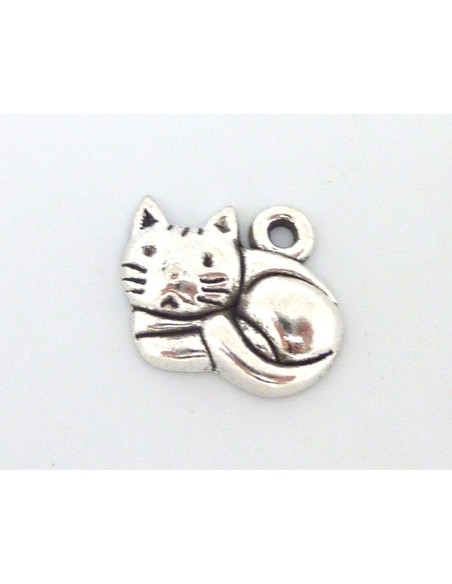 Pendentif petit chat paisible en métal argenté Pendentif petit chat paisible en métal argenté
