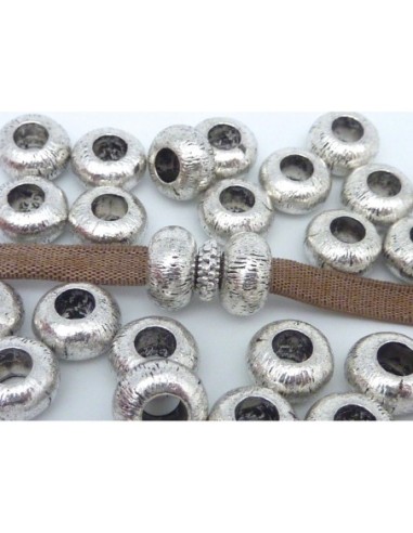 Perle ronde aplatie  en métal argenté légèrement strié