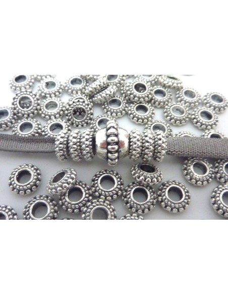 Rondelle en métal argenté travaillé