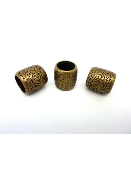 Grosse Perle, passant pour foulard par exemple 22mm en métal de couleur bronze martelé, gravé de points irrégulier