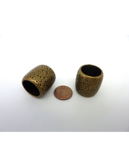 Grosse Perle, passant pour foulard par exemple 22mm en métal de couleur bronze martelé, gravé de points irrégulier