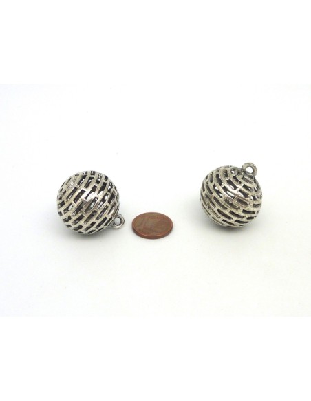 R-Pendentif boule filigrane et motif strie avec grelot 29mm en métal argenté