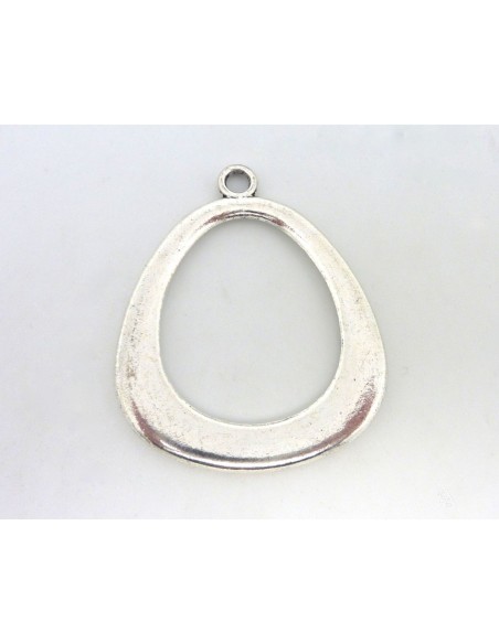 Grand pendentif triangle en métal argenté vieilli