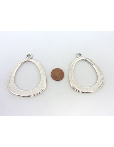 Grand pendentif triangle en métal argenté vieilli