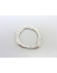 Anneau connecteur argenté en métal martelé