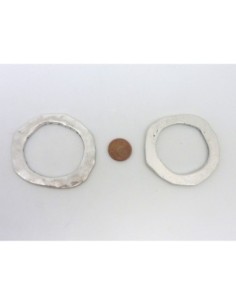 Anneau connecteur argenté en métal martelé 2