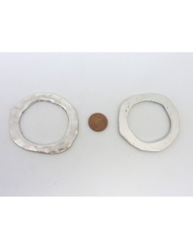 Grand anneau martelé pas cher en métal de couleur argenté