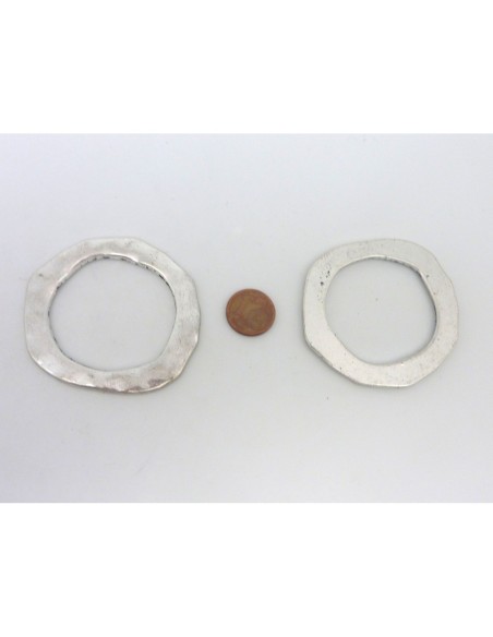 Grand anneau martelé pas cher en métal de couleur argenté