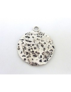 Grand pendentif disque martelé 46mm en métal argenté vieilli