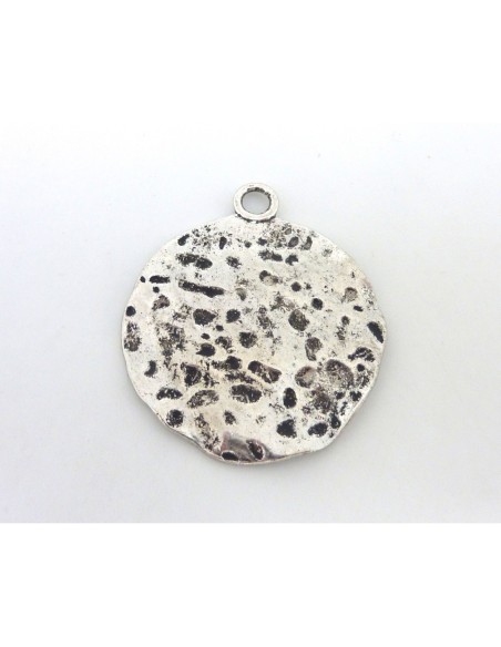 Grand pendentif disque martelé 46mm en métal argenté vieilli