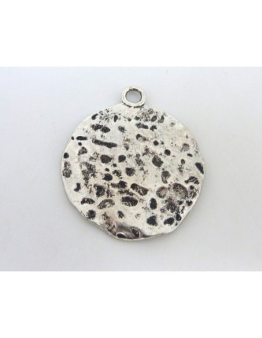 Grand pendentif disque martelé 46mm en métal argenté vieilli