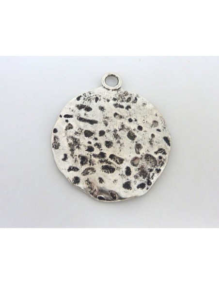 Grand pendentif disque martelé 46mm en métal argenté vieilli