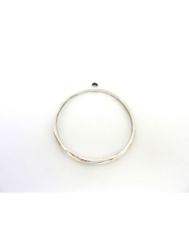 Grand pendentif anneau 74mm en métal argenté légèrement martelé