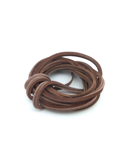 Environ 2m de chute de cuir carré 3 x 2,5mm de couleur marron - Cuir Véritable