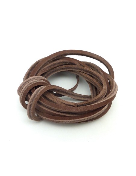 Environ 2m de chute de cuir carré 3 x 2,5mm de couleur marron - Cuir Véritable
