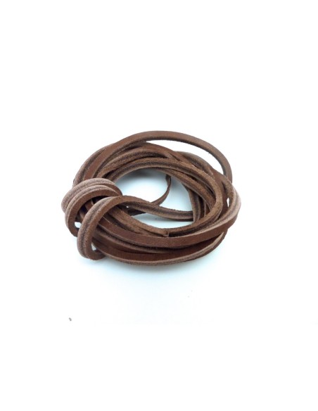 Environ 2m de chute de cuir carré 3 x 2,5mm de couleur marron - Cuir Véritable
