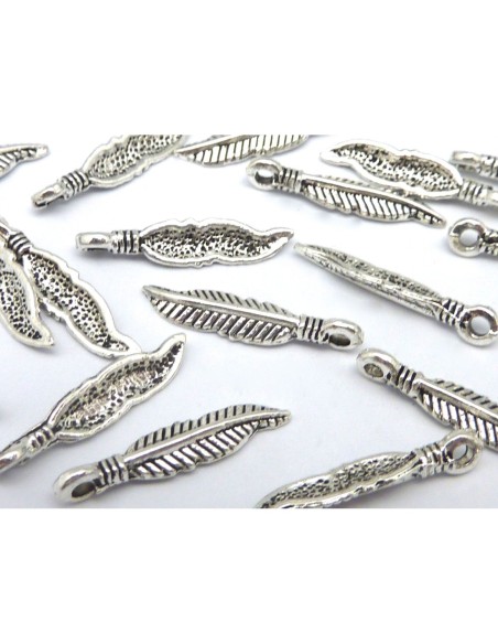 breloque petite plume en métal argenté