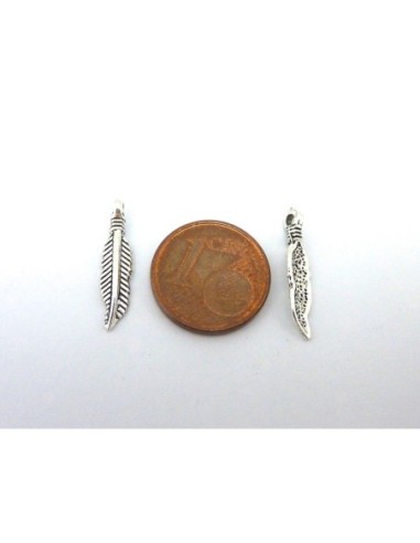 breloque petite plume en métal argenté