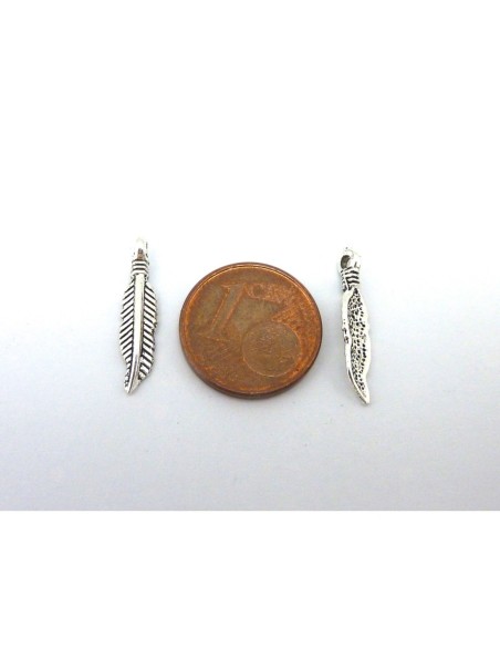 breloque petite plume en métal argenté