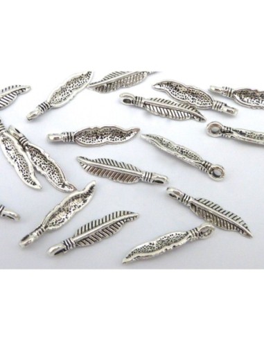 breloque petite plume en métal argenté