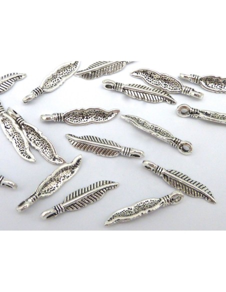 breloque petite plume en métal argenté