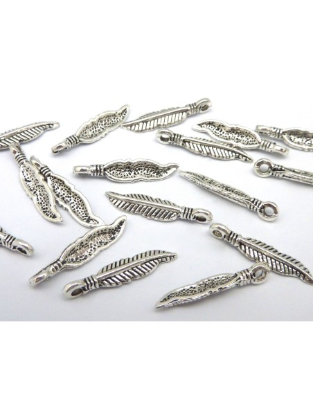 breloque petite plume en métal argenté