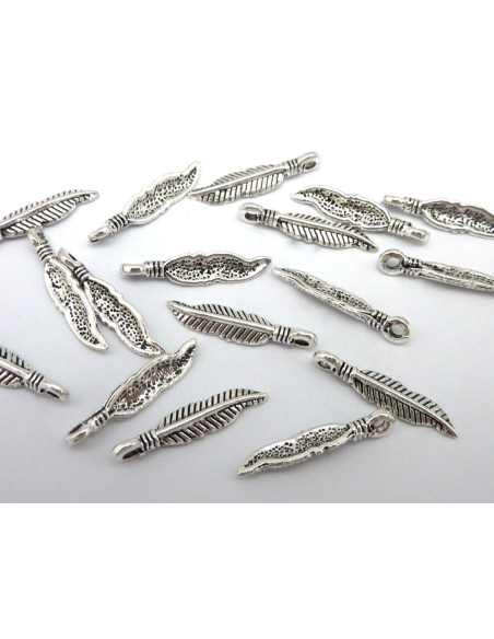 breloque petite plume en métal argenté