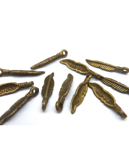 Petite breloque plume en métal de couleur bronze