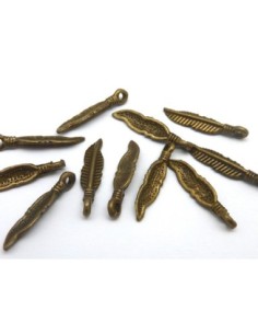 Petite breloque plume en métal de couleur bronze