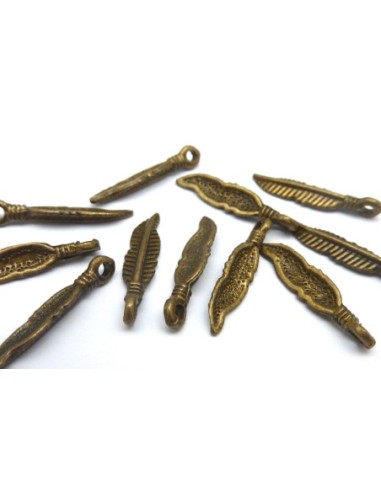 Petite breloque plume en métal de couleur bronze