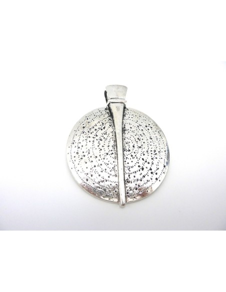 Grand pendentif rond martelé argenté en métal