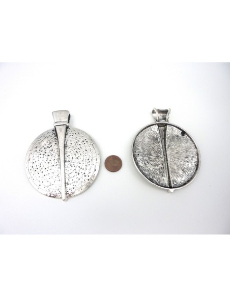 Pendentif rond en métal argenté