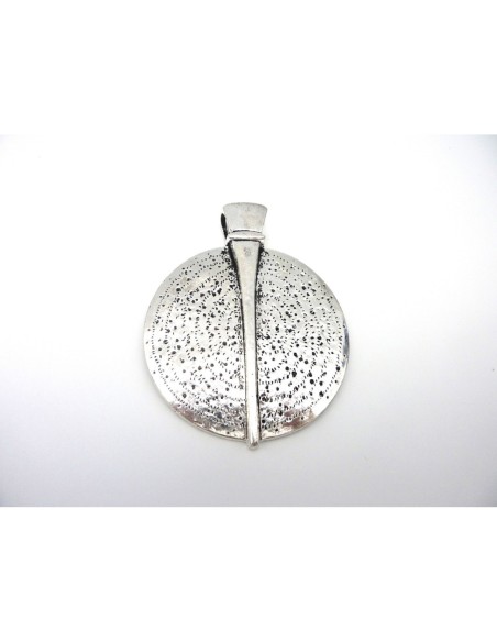 Grand pendentif rond gravé 85mm en métal argenté