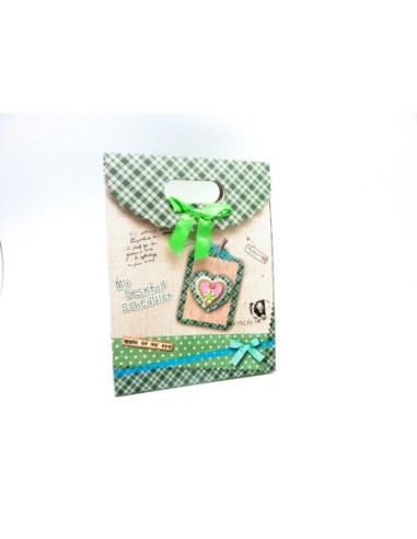 Pochette cadeaux à soufflet en papier épais 14,5x19,5cm Coeur et carreaux vert sur fond beige et crème avec un noeud