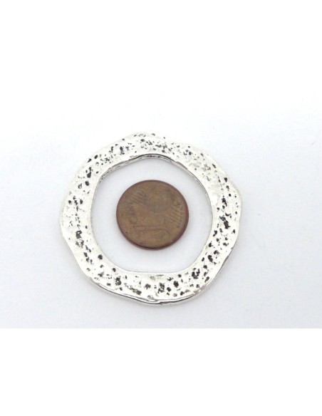 Anneau connecteur 41mm irrégulier en métal argenté gravé