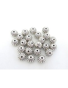 5 Perles ronde 8,9mm légèrement aplatie en métal argenté gravé