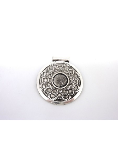 5 Grands pendentifs rond gravé 50,5mm pour cabochon de 14mm en métal argenté 5 Grands pendentifs rond gravé 50,5mm pour cabochon de 14mm en métal argenté