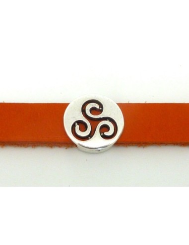 Perle passant triskel évidé 17,6mm en métal argenté gravé style celtique pour lanière de 13mm