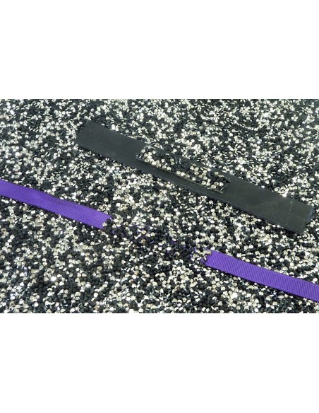 1 bande de 1cm de large sur 11cm de long de strass thermocollant caviar de couleur noir et argenté