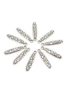 5 Breloques, pendentifs long palet 33,5mm X 7,1mm en métal argenté gravé de formes asymétriques