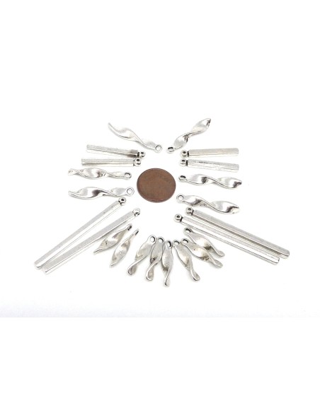 Pendentif tige cubique et torsade de couleur argenté en métal