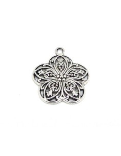 Pendentif fleur en métal argenté ajouré