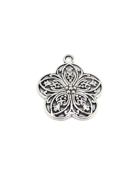 Pendentif fleur en métal argenté ajouré