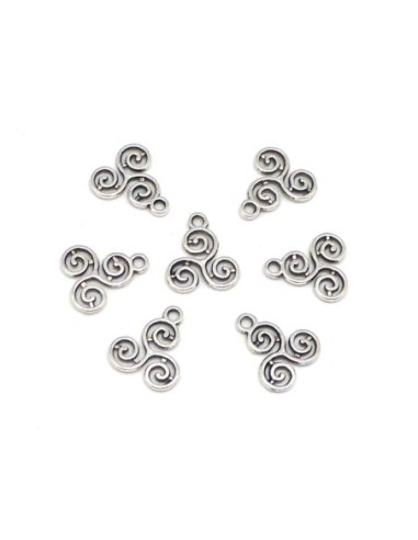 10 Breloques Triskel style celtique en métal argenté ajouré , pendentif 15,5mm