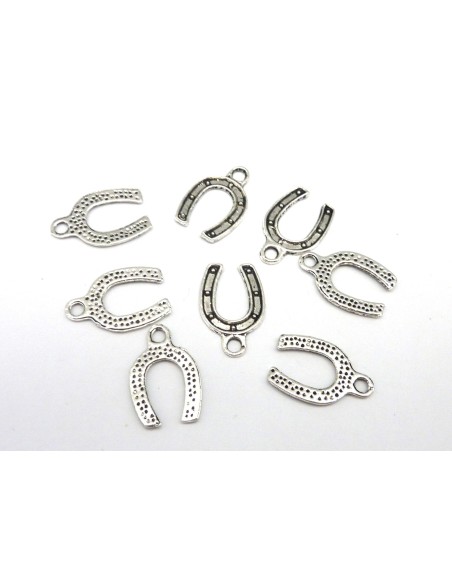 Breloque porte bonheur en métal argenté